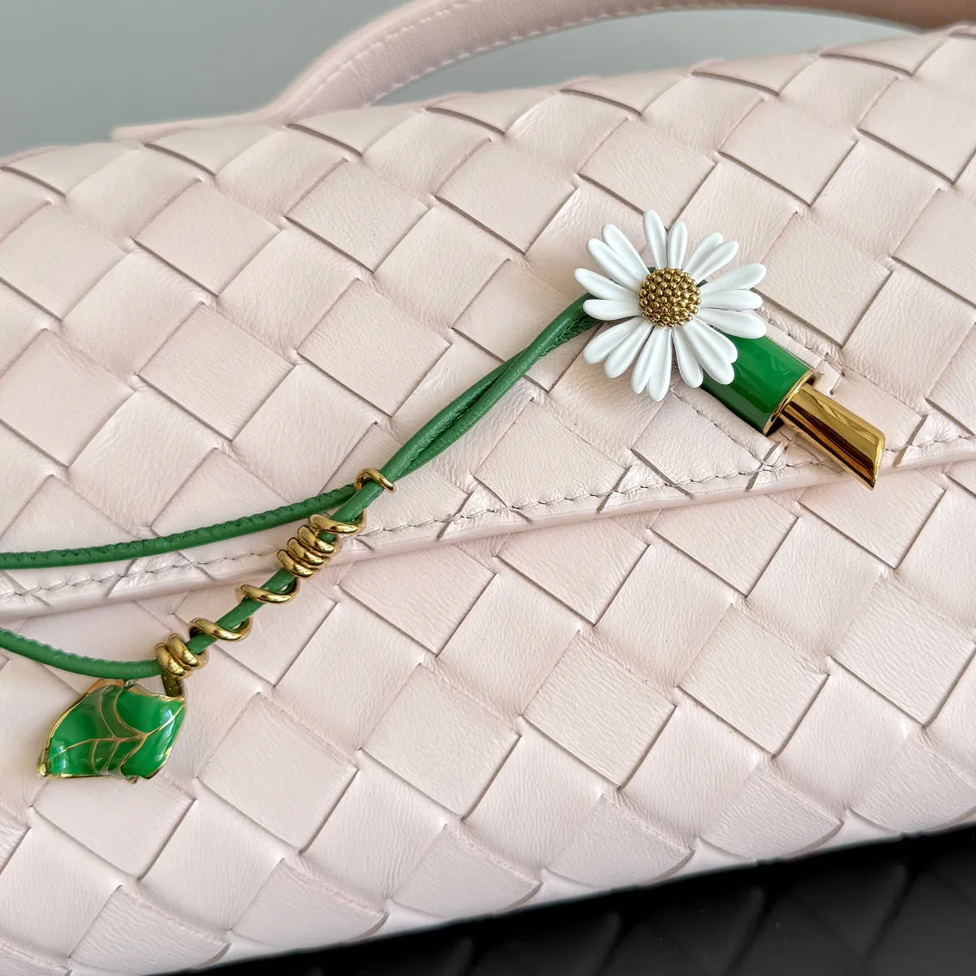 Batch 1720 Bottega Veneta clutch bags are shipping! The carefully crafted latch opening and closing is like a small key, giving us a sense of ritual every time we use this bag. The innovative design this time is to make the latch part into the shape of a small daisy. The originally elegant and restrained style instantly adds some playfulness, and matches with a skirt. Going out for a picnic or admiring the scenery will add to the overall look🌸🌸The heavily crafted daisy is lifelike and full of exquisiteness. The fixed rope is also decorated with a winding golden rope and a small leaf, echoing the daisy. The whole bag looks very coordinated. Style number: 836810 (741511) Size: 31*13*3cm